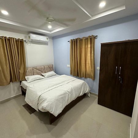 Cosmic Hotel & Guest House Gachibowli Raidurg ไฮเดอราบัด ภายนอก รูปภาพ