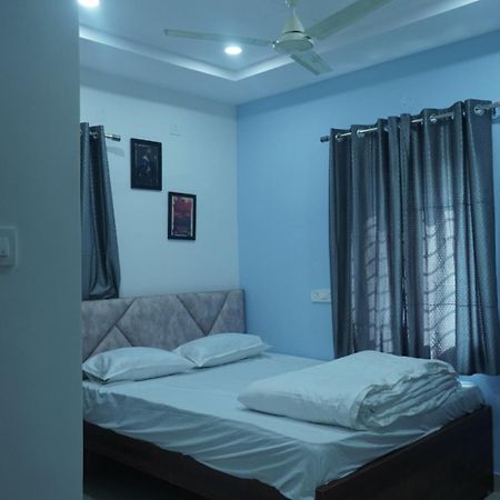 Cosmic Hotel & Guest House Gachibowli Raidurg ไฮเดอราบัด ภายนอก รูปภาพ