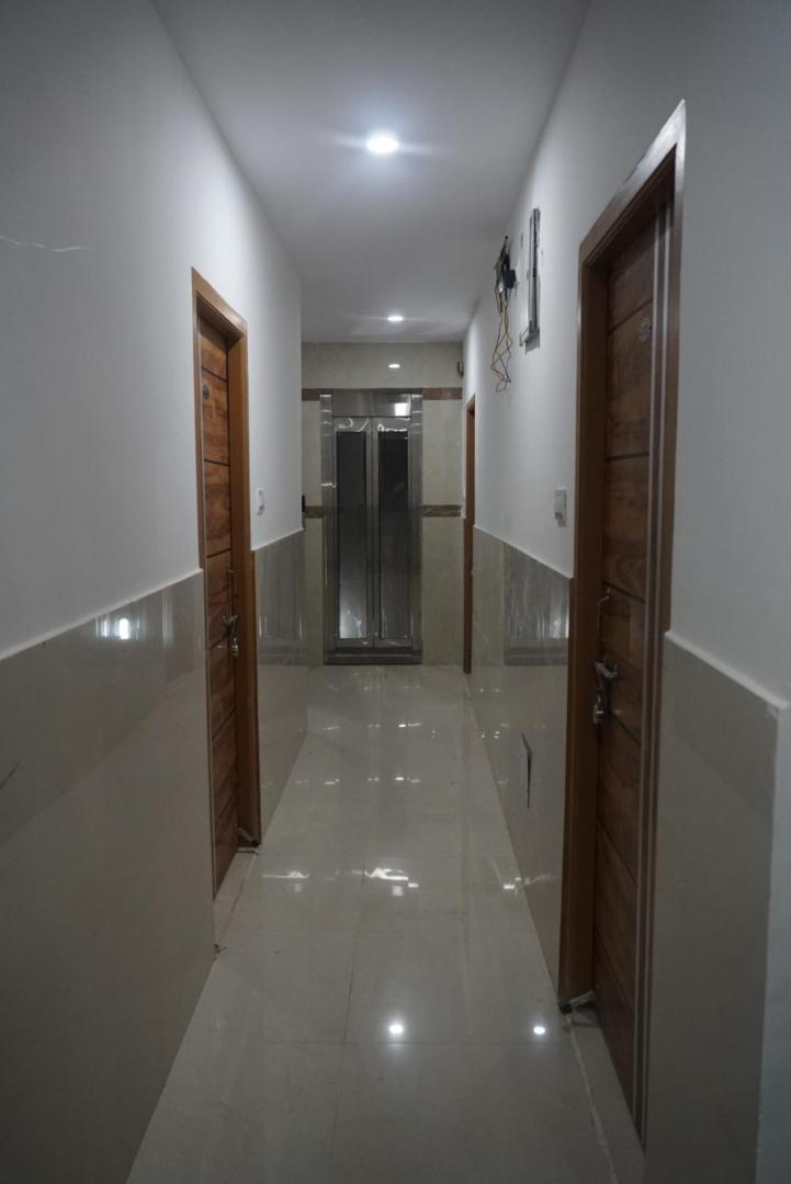 Cosmic Hotel & Guest House Gachibowli Raidurg ไฮเดอราบัด ภายนอก รูปภาพ
