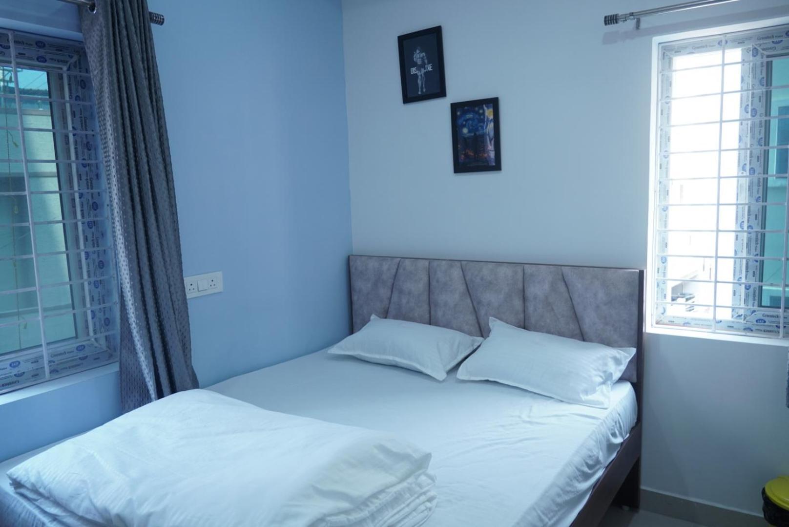Cosmic Hotel & Guest House Gachibowli Raidurg ไฮเดอราบัด ภายนอก รูปภาพ